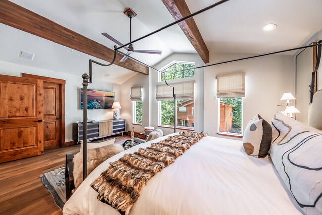 Building Photo - 198 Country Club Dr