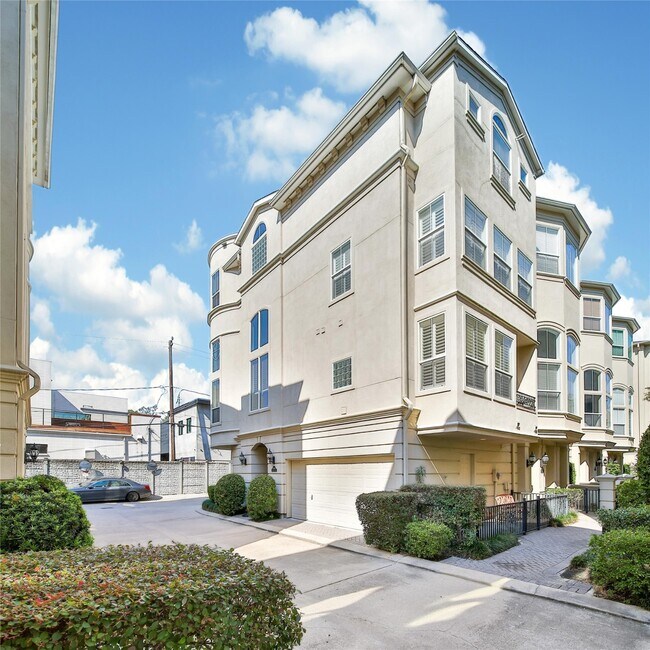 Building Photo - 1515 Hyde Park Blvd