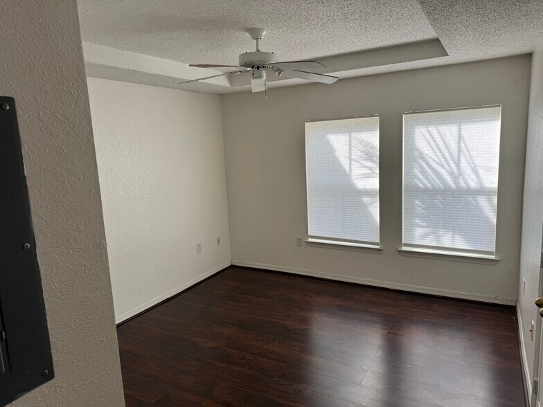 Building Photo - 18001 Richmond Pl Dr