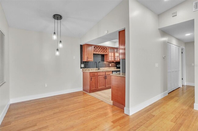 Building Photo - 5235 Vineland Rd