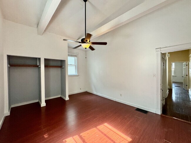 Building Photo - 4 Bed/2 bath UC Rental On Victor + Parking...
