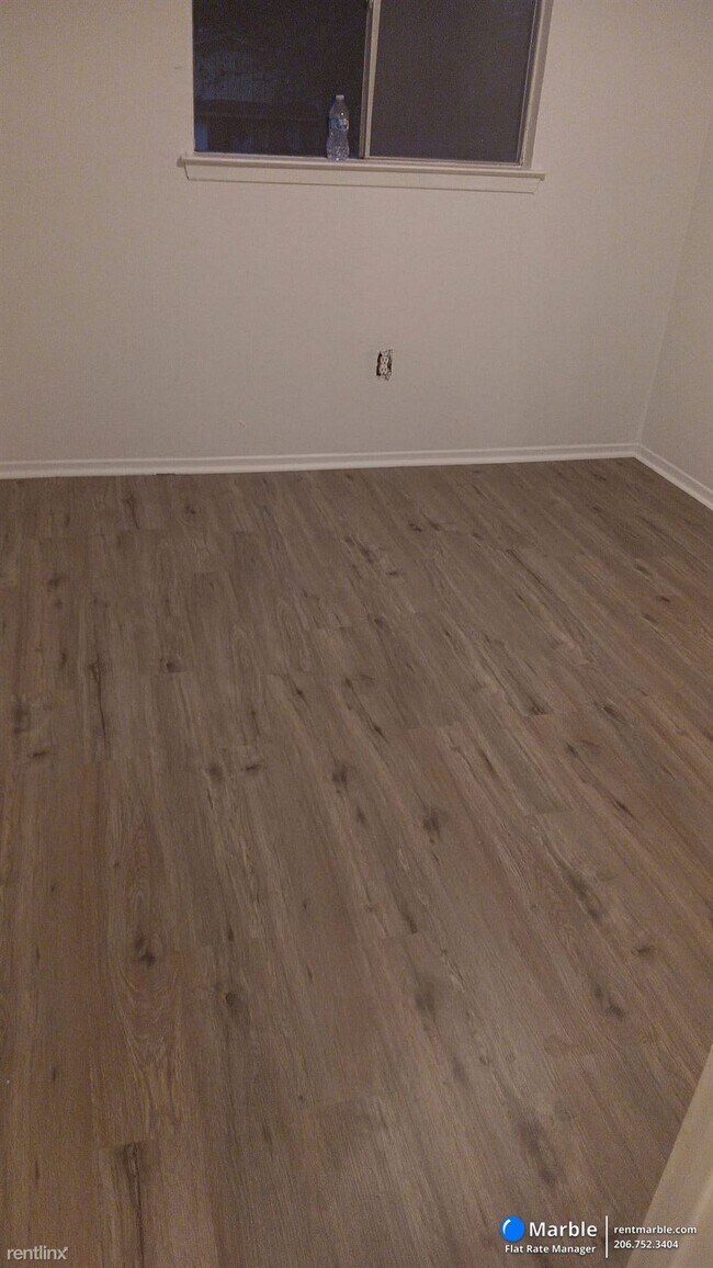 Building Photo - 4 br, 2.5 bath Townhome - 2207 Montclair Dr