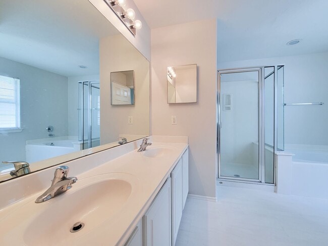 Building Photo - BEAUTIFUL 3 BEDROOM 2 BATH TOWNHOME THAAT ...