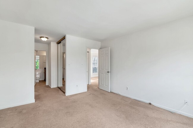 Building Photo - Rarely Available 2-Level, 2 Bed 2 Bath Upp...