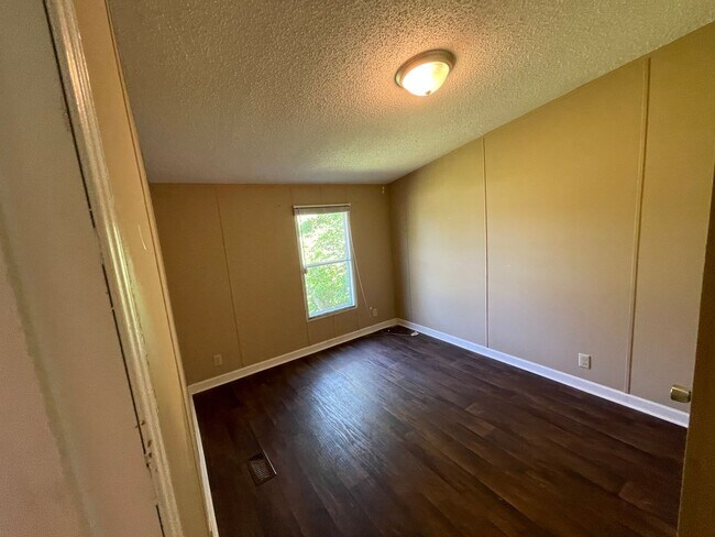 Building Photo - Nice three bedroom two bath modular home i...