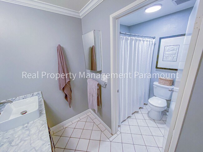 Building Photo - Don't miss out! 2 Bed 2 bath ready to go!