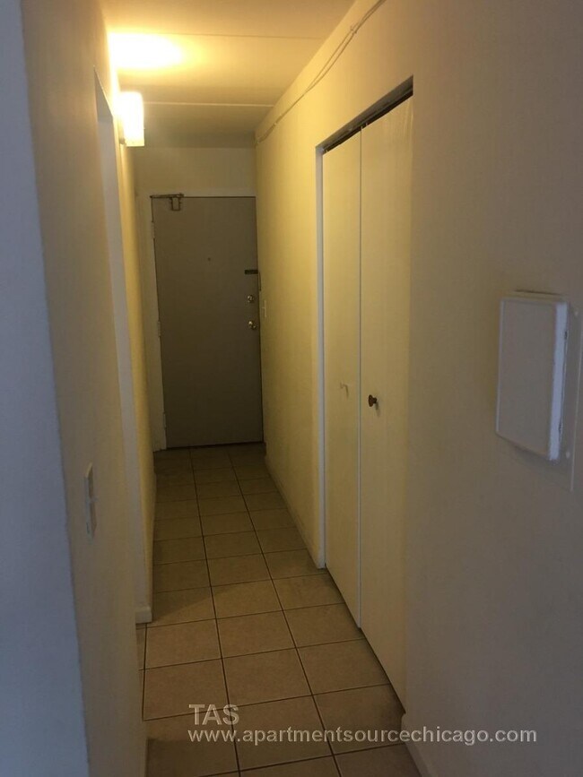 Building Photo - 6821 N Sheridan Rd