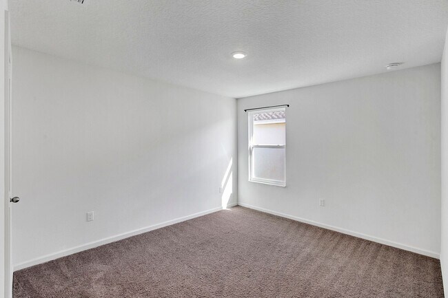 Building Photo - Beautiful 3 bedroom/ 2 bathroom home in Yu...