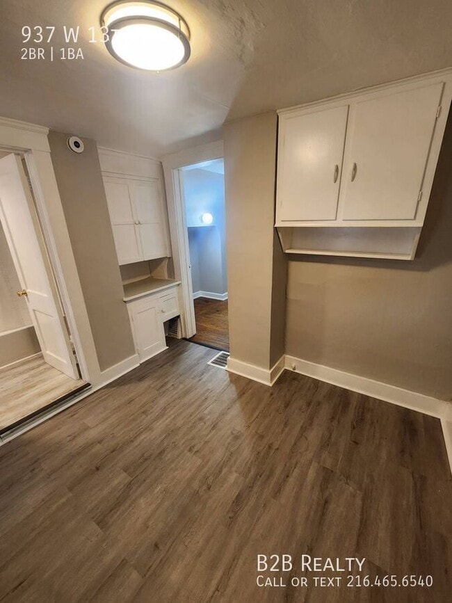 Building Photo - 937 W 13th St