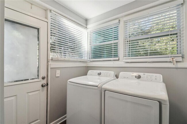 Building Photo - 2649 Jefferson Terrace