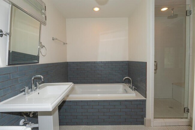 Building Photo - 610 W Live Oak St