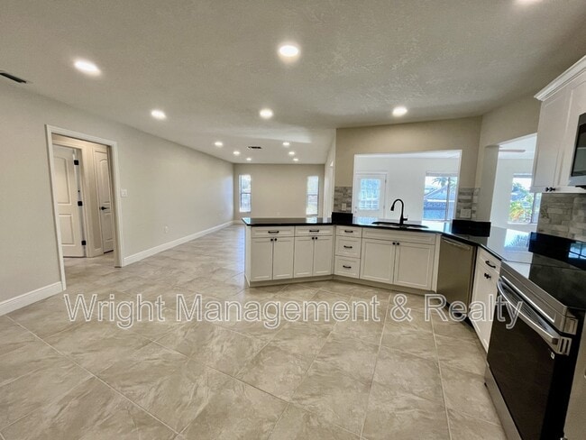 Building Photo - 5008 S Shore Dr