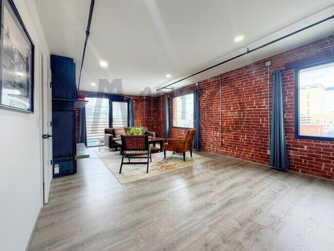 Building Photo - Stunning & Spacious Downtown Condo