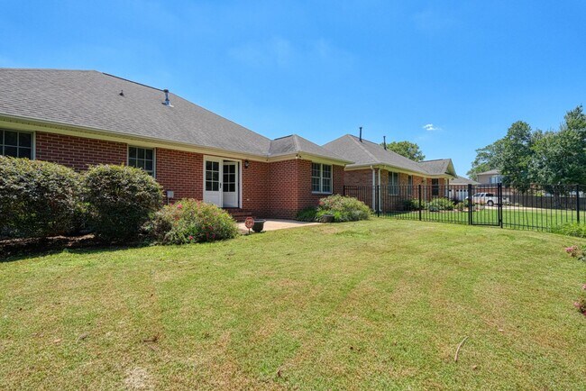 Building Photo - 210 Rivermill Ct