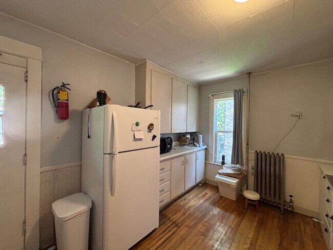 Building Photo - 2 BR/1 BA Apartment in a Great Minneapolis...
