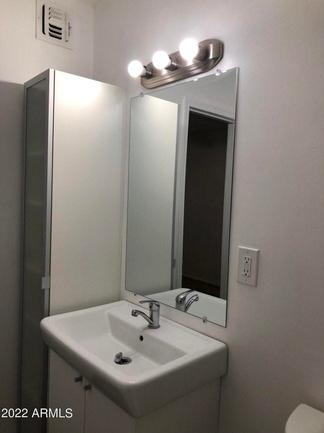 Building Photo - 2020 S Granada Dr