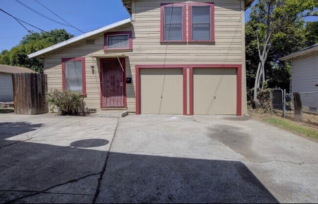 Front - 1215 W Harding Way