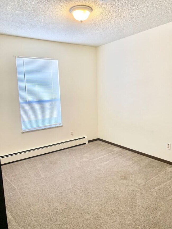 Building Photo - Spacious 2 bed 1.5 Bath Apartment with 1 Garage Space