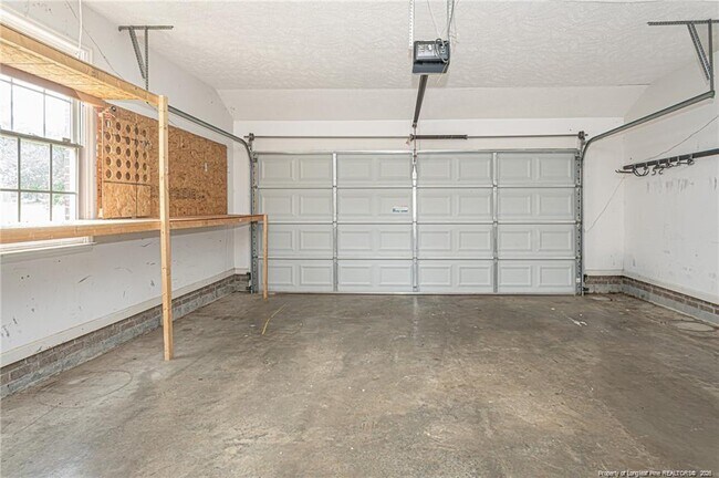 Building Photo - 402 Roundtree Dr