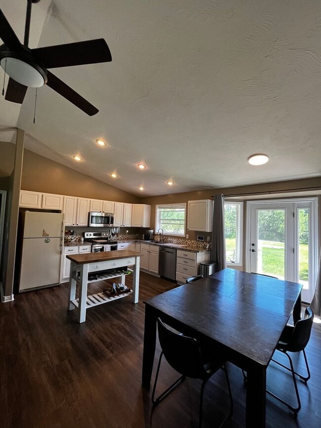 Building Photo - Furnished 3-Bedroom Home in Quiet Victor N...
