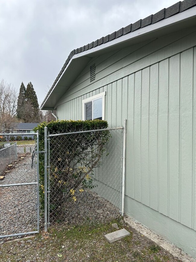 Building Photo - East Medford Three Bedroom for Rent!