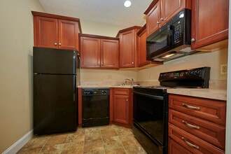 Kitchen - Waterford Village Apartments