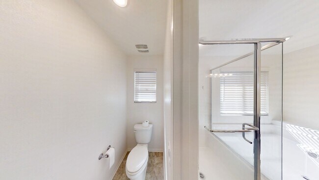 Building Photo - Beautiful 2 Story 4 Bedroom 3 Bathroom hom...