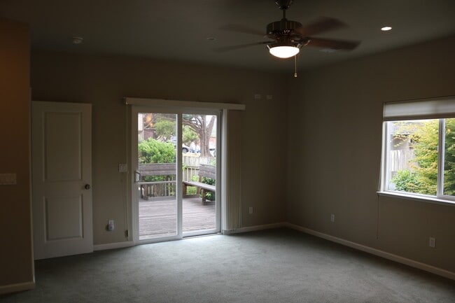 Building Photo - Gorgeous, spacious 3/2.5 with garage and o...