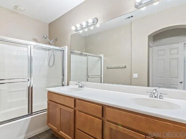 Building Photo - Don't miss out!  This beautiful spacious condo offers open floor plan, lot's of natural light, pr...
