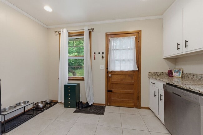 Building Photo - Two Bedroom/One Bathroom Duplex Unit