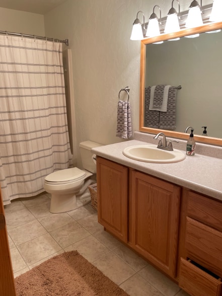 Building Photo - 1472 Oak St