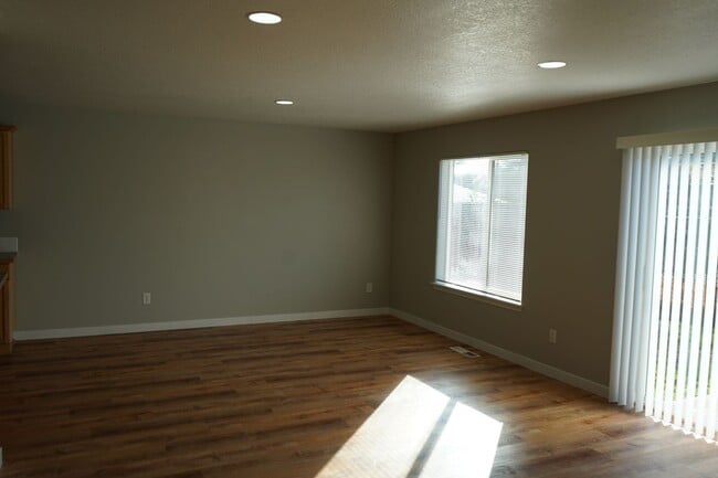 Building Photo - 10513 NE 63rd St