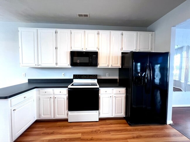 Building Photo - Charming Lakefront Townhome