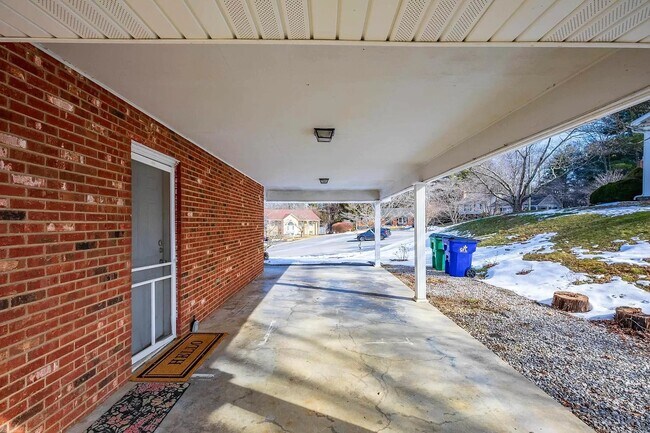 Building Photo - 1105 Golfview Dr