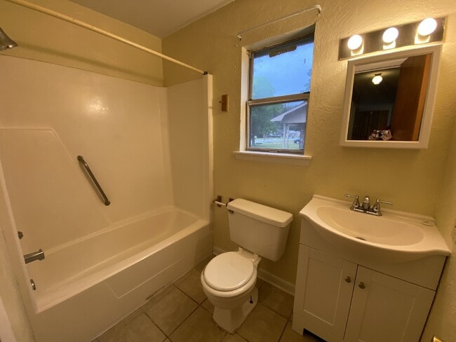 Building Photo - House for Rent