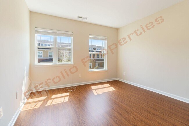 Building Photo - Luxury 3-Story Townhome, No Carpet 4 Bedro...