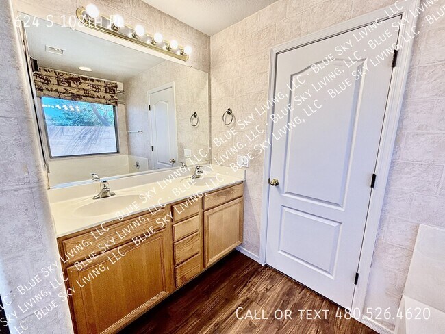 Building Photo - 624 S 108th Pl
