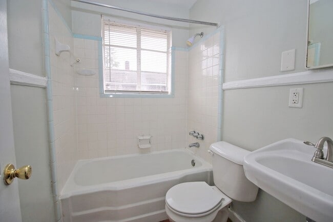 Building Photo - Cozy & Convenient 2 Bedroom in West Columb...