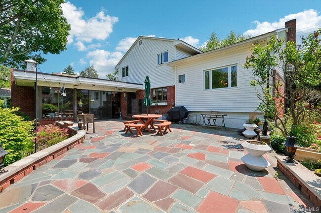 Building Photo - 181 Finmor Dr