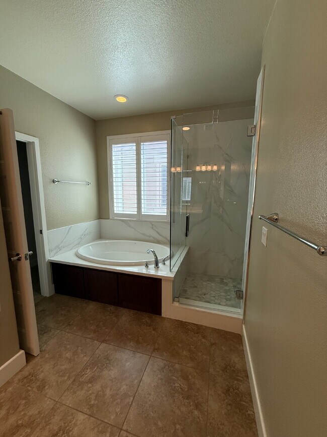 Building Photo - Gorgeous 4 Bed, 3.5 Bath End Unit Townhome in Perfect Dublin Location