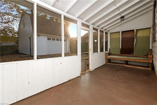 Building Photo - 3537 Buckingham St