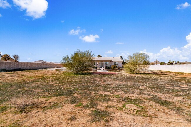 Building Photo - Stunning and Beautifully Spacious Home
