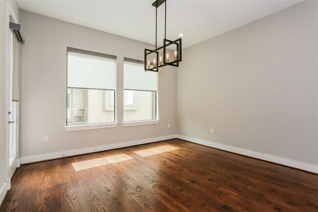 Building Photo - 606 W 28th St