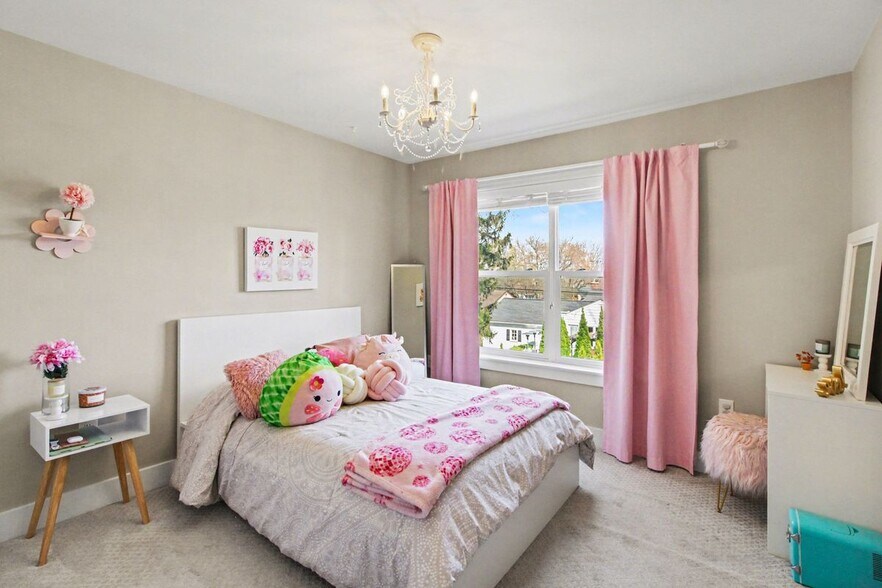 Building Photo - 3906 Hillside Dr