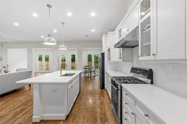 Building Photo - 6404 Community Dr