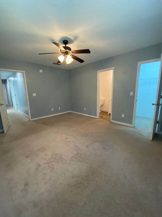 Building Photo - 3 bedroom, 2 bathroom Home in Hampstead