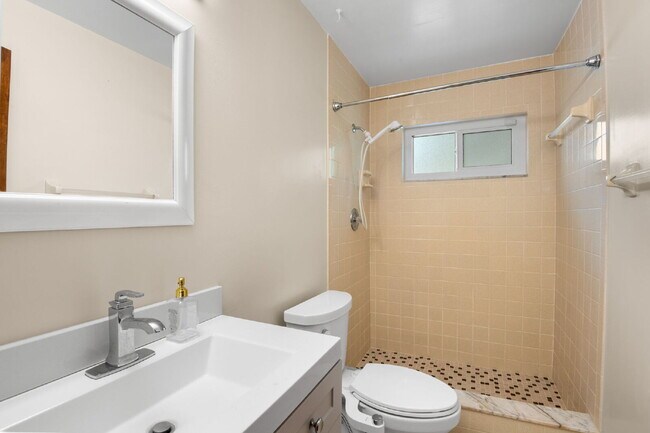 Building Photo - Home For Rent in St Petersburg!