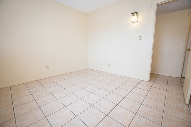 Building Photo - Spacious 3 Bedroom, 2 Bath Home with Updat...