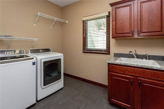 Building Photo - Spacious 5BR House in Johnston