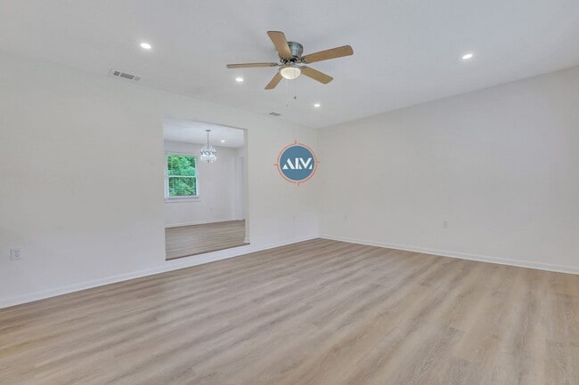 Building Photo - Rare opportunity minutes away from Savannah - 3-bedroom/2-bathroom home Move In Today!